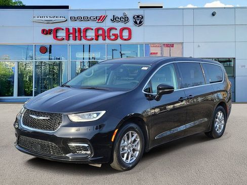 Used 2024 Chrysler Pacifica Touring-L image 2
