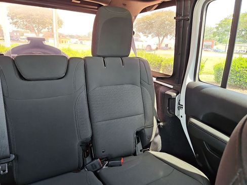 Used 2018 Jeep Wrangler Unlimited Sahara AWD/4WD image 15