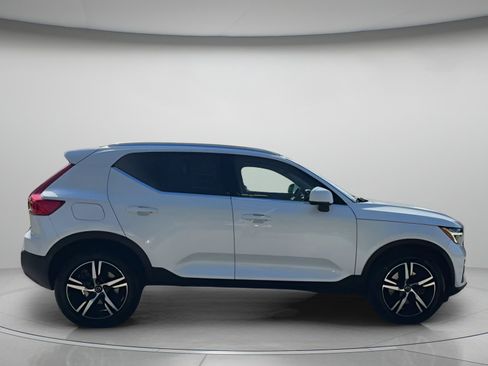Used 2023 Volvo XC40 B5 Plus image 32