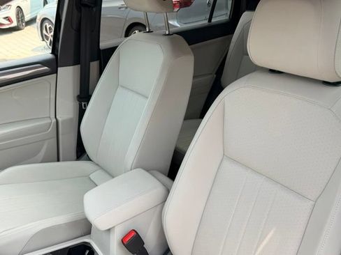 Certified 2023 Volkswagen Tiguan SE R-Line FWD image 8