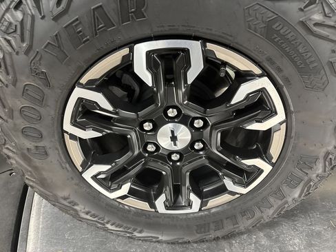 Used 2024 Chevrolet Silverado 1500 ZR2 w/ Technology Package image 13