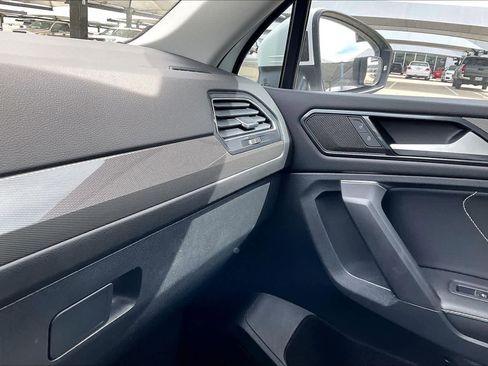 Used 2022 Volkswagen Tiguan SE image 34