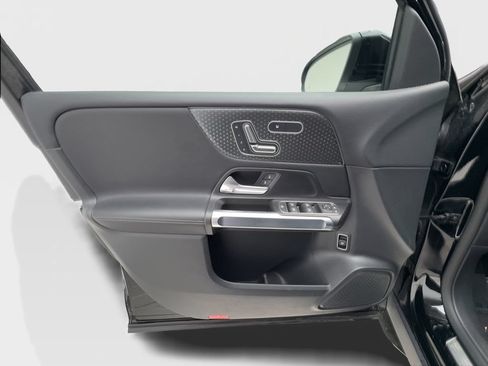 Used 2025 Mercedes-Benz GLB 250 4MATIC image 21