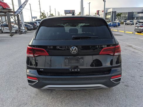 Certified 2023 Volkswagen Taos SE w/ Panoramic Sunroof Package image 4