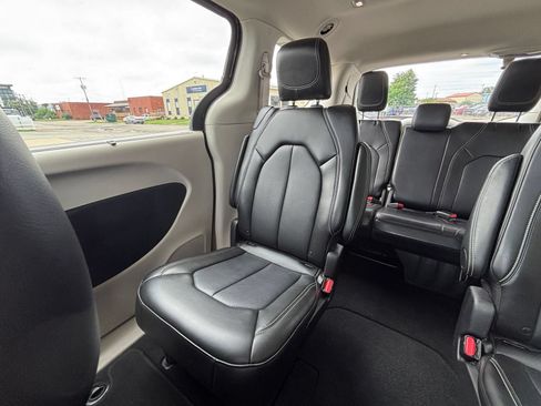 Used 2024 Chrysler Pacifica Touring-L FWD image 43