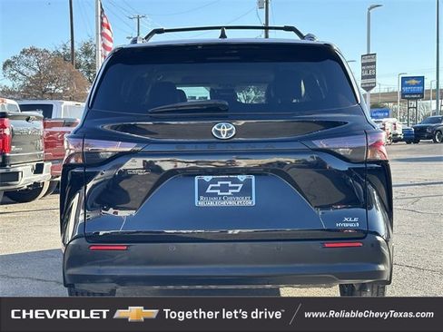 Used 2023 Toyota Sienna XLE image 5