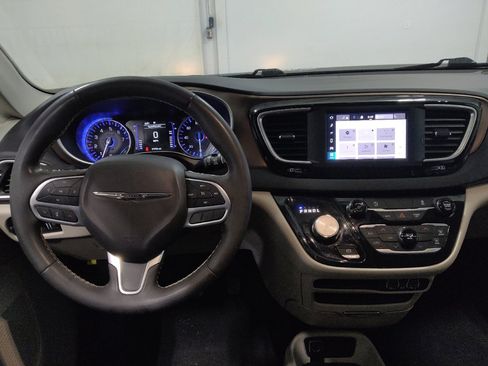 Used 2022 Chrysler Voyager LX image 22