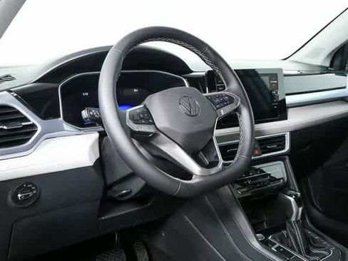 Certified 2025 Volkswagen Taos SE w/ Black Wheel Package FWD image 10