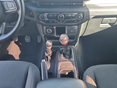 Used 2024 Jeep Wrangler Sport AWD/4WD image 19