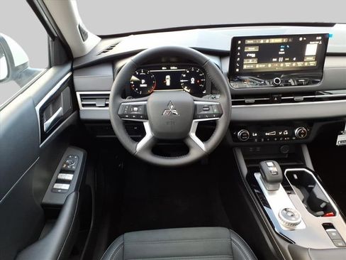 New 2025 Mitsubishi Outlander SE image 12