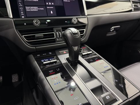 Certified 2024 Porsche Macan image 36