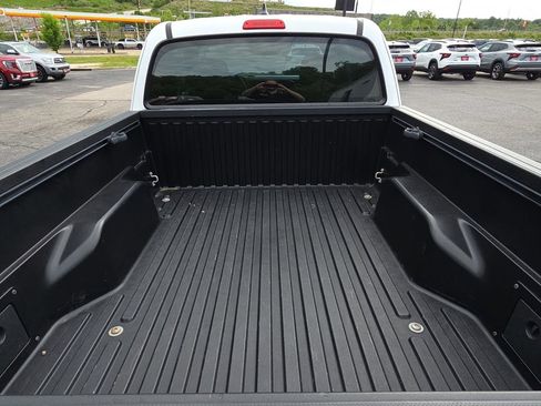 Used 2018 Toyota Tacoma SR AWD/4WD image 8