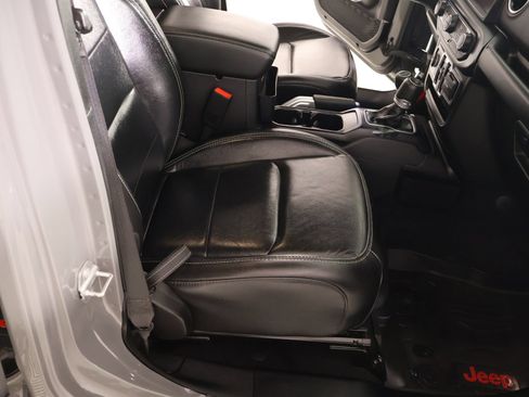 Used 2019 Jeep Wrangler Unlimited Sahara AWD/4WD image 14