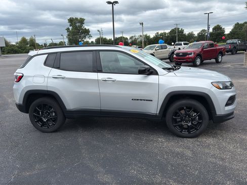 Used 2025 Jeep Compass Latitude w/ Convenience Group AWD/4WD image 5