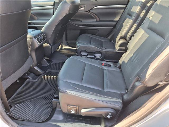 Used 2017 Toyota Highlander Limited Platinum AWD/4WD image 18