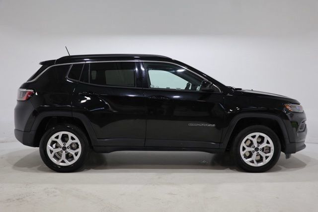Used 2025 Jeep Compass Latitude w/ Sun & Sound Group AWD/4WD image 8