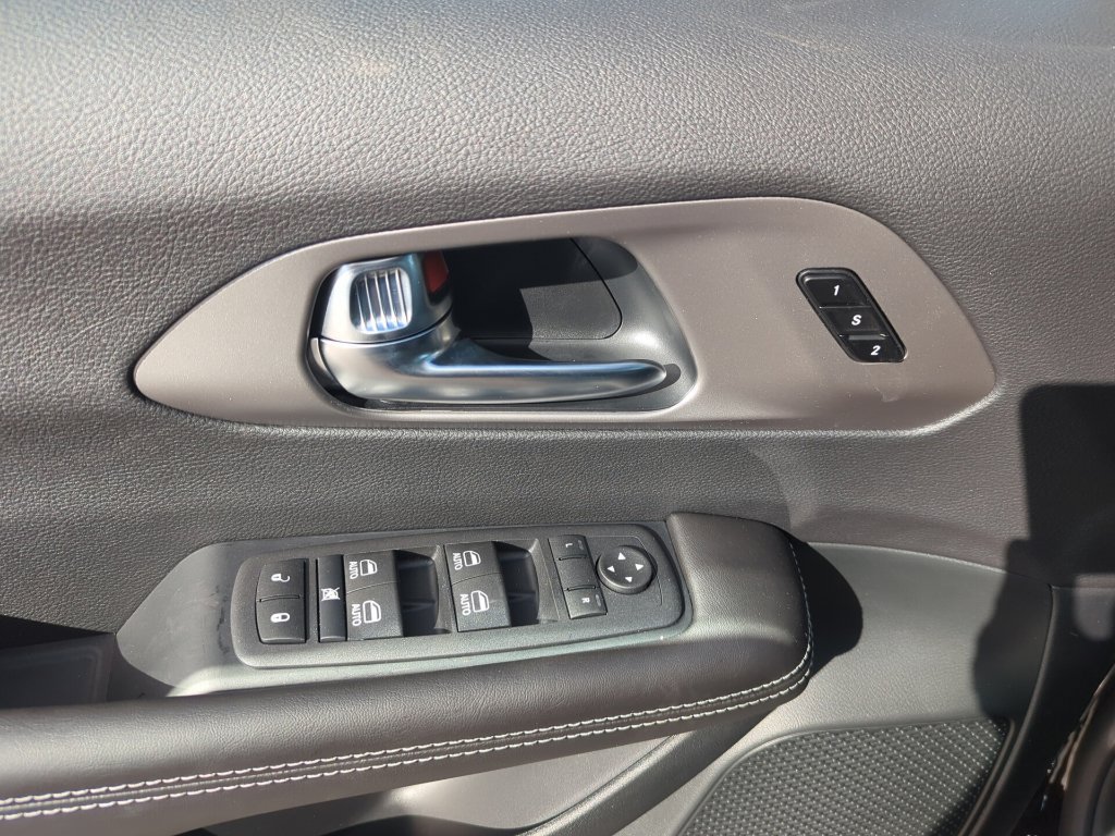 New 2027 Chrysler Pacifica Select AWD/4WD image 38