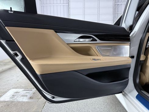 Used 2022 BMW 750i xDrive w/ Executive Package image 25