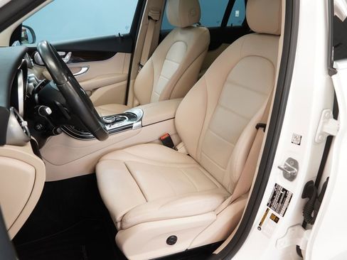 Used 2017 Mercedes-Benz GLC 300 4MATIC image 3