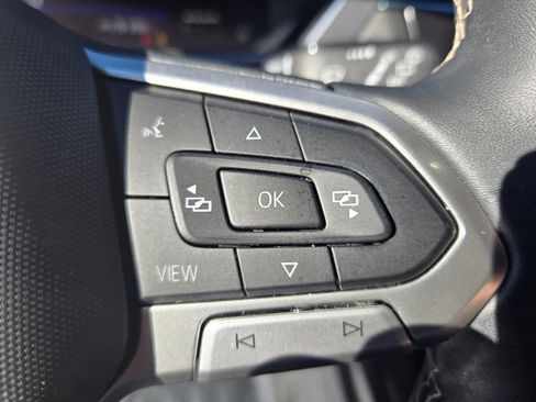 Used 2022 Volkswagen Tiguan SE w/ Panoramic Sunroof Package image 16