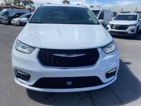 Used 2023 Chrysler Pacifica Touring-L FWD image 2