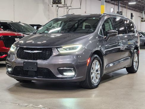 Used 2022 Chrysler Pacifica Touring-L w/ Uconnect Theater Family Group AWD/4WD image 4