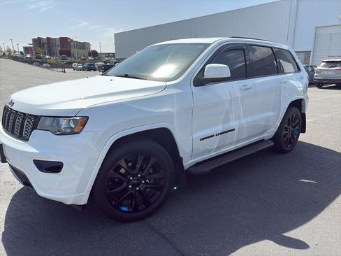 Used 2018 Jeep Grand Cherokee Altitude AWD/4WD image 3