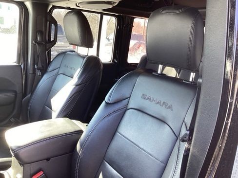 Used 2023 Jeep Wrangler Unlimited Sahara w/ Cold Weather Group image 17