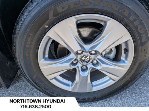 Used 2025 Toyota RAV4 XLE AWD/4WD image 45