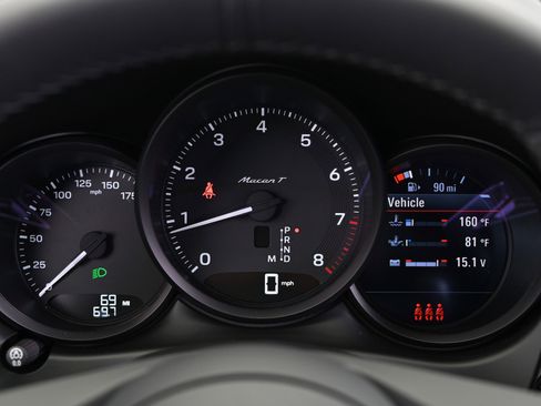 Certified 2025 Porsche Macan image 45