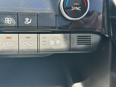 Used 2025 Hyundai Elantra Limited FWD image 25