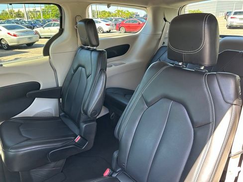 Used 2023 Chrysler Pacifica Touring-L FWD image 51