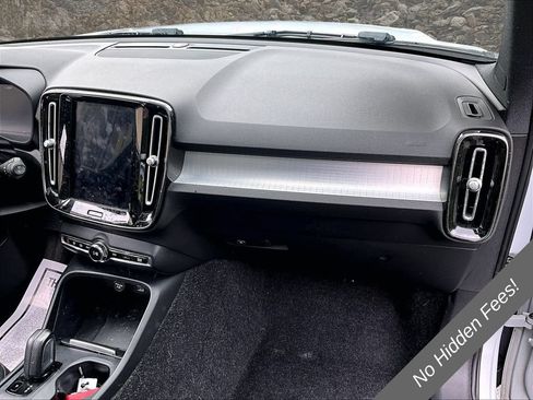 Used 2020 Volvo XC40 T5 Momentum w/ Premium Package AWD/4WD image 12