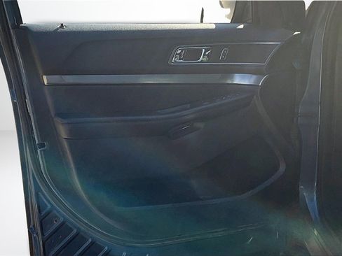 Used 2018 Ford Explorer XLT w/ XLT Technology Feature Bundle image 19