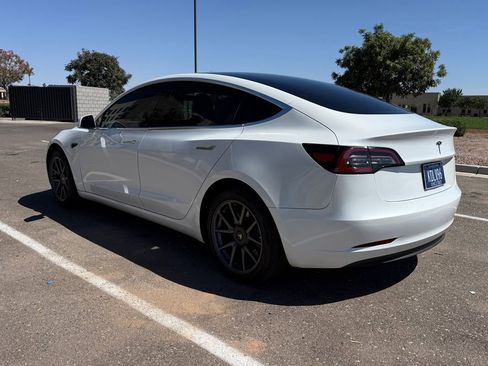 Used 2019 Tesla Model 3 Standard Range Plus image 4