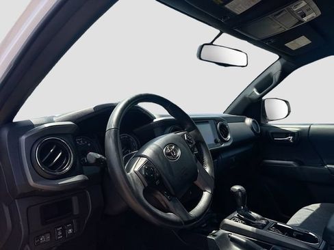 Used 2017 Toyota Tacoma TRD Sport AWD/4WD image 10