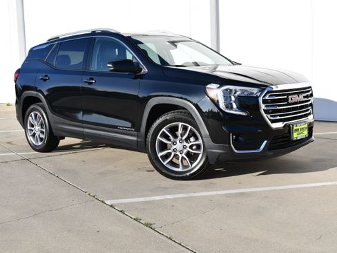 Used 2024 GMC Terrain SLT image 2