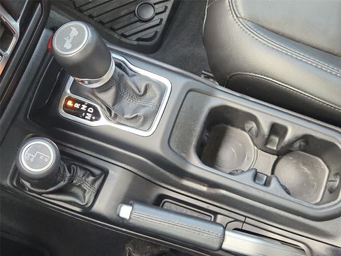 Used 2021 Jeep Wrangler Unlimited Sahara AWD/4WD image 16