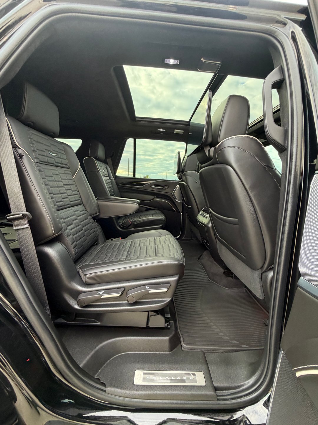 Used 2023 Cadillac Escalade V w/ LPO, ONYX Package AWD/4WD image 14