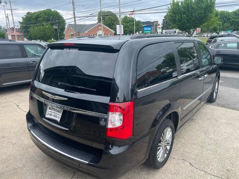 Used 2013 Chrysler Town & Country Touring-L w/ Entertainment Group #2 FWD image 22