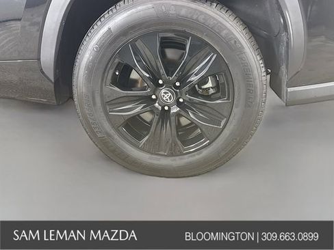 Used 2024 Toyota Highlander XLE FWD image 32
