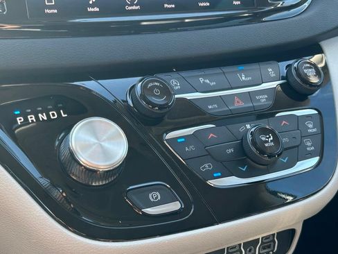 Used 2023 Chrysler Pacifica Touring-L FWD image 31