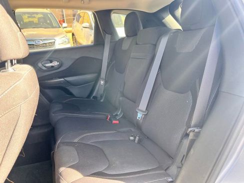 Used 2016 Jeep Cherokee Latitude w/ Comfort/Convenience Group image 19