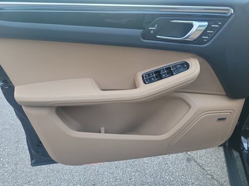 Certified 2025 Porsche Macan AWD/4WD image 23