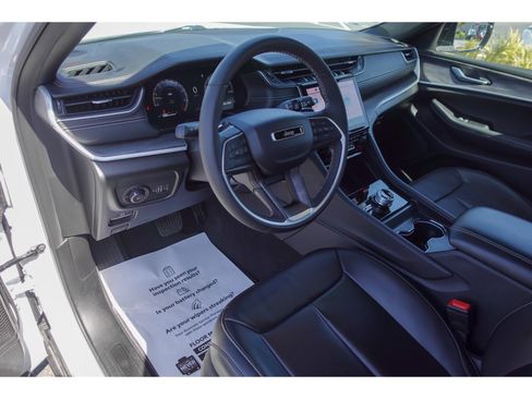 Used 2025 Jeep Grand Cherokee Limited w/ Luxury Tech Group II AWD/4WD image 9