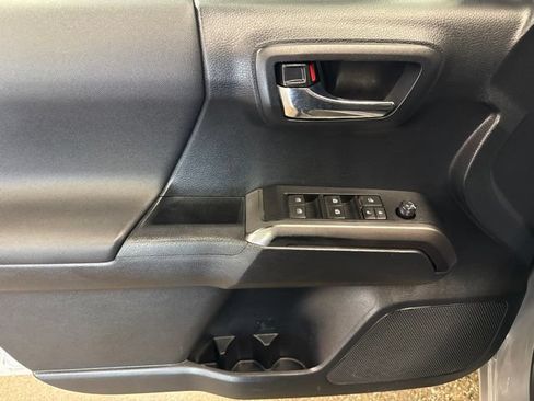 Used 2019 Toyota Tacoma TRD Off-Road AWD/4WD image 10
