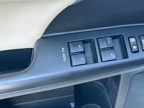 Used 2012 Lexus CT 200h FWD 4dr Hybrid image 13