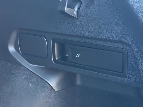 Used 2021 Volkswagen Tiguan S image 39