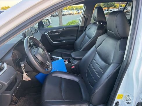 Used 2022 Toyota RAV4 XLE Premium image 6