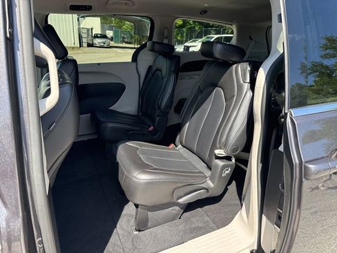 Used 2023 Chrysler Pacifica Touring-L FWD image 13